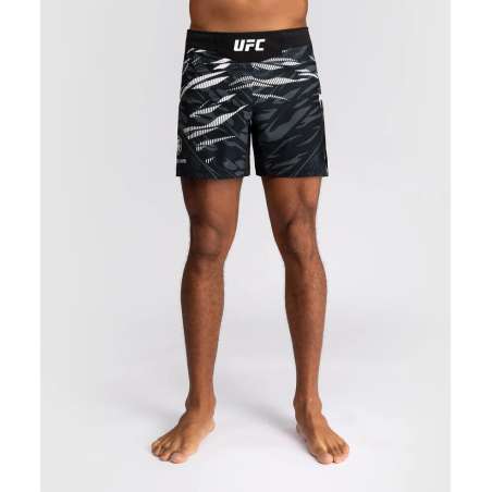 UFC fusion Venum authentic fight night shorts schwarz weiß